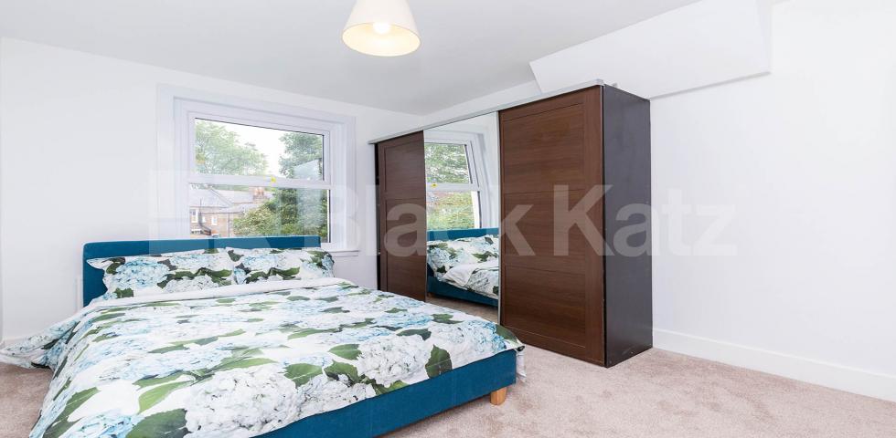 			TWO DOUBLE PLUS STUDY!, 2 Bedroom, 1 bath, 1 reception Flat			 Barratt Avenue, Alexandra Palace
